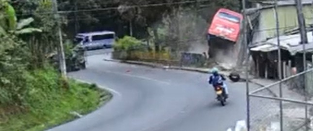 ¡Urgente! Bus de transporte público cae a un abismo en la vía Santa Elena – Medellín. Se reportan heridos