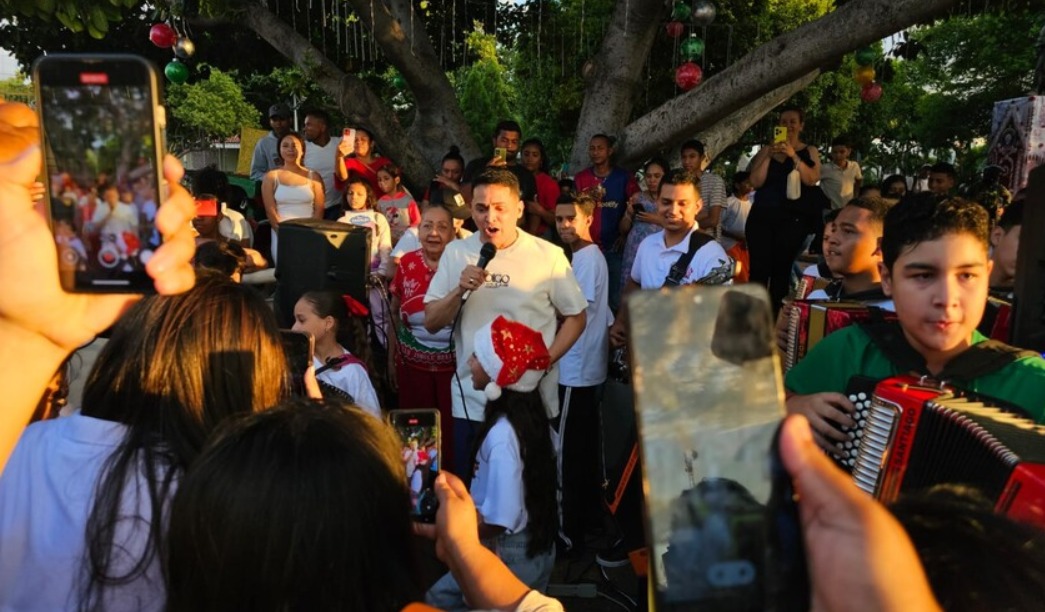 Jorge Celedón realizó jornada navideña con niños en Villanueva, La Guajira