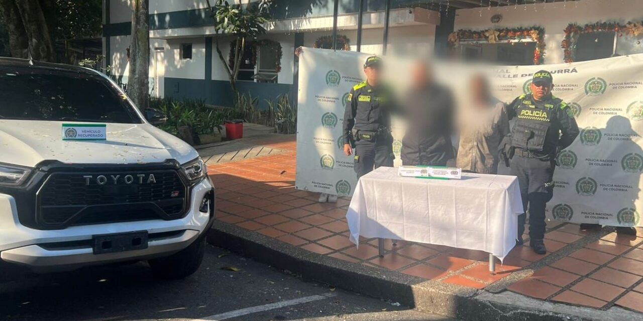 Sorprendidos cuando cambiaban la placa de una camioneta robada en Medellín