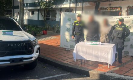 Sorprendidos cuando cambiaban la placa de una camioneta robada en Medellín