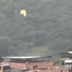 Fuertes vientos obligan a parapentistas a aterrizaje de emergencia en Bello