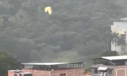 Fuertes vientos obligan a parapentistas a aterrizaje de emergencia en Bello