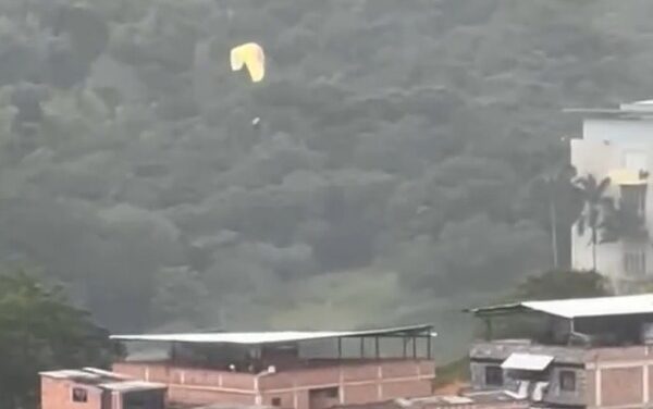 Fuertes vientos obligan a parapentistas a aterrizaje de emergencia en Bello