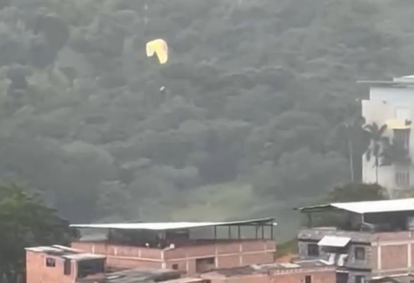 Fuertes vientos obligan a parapentistas a aterrizaje de emergencia en Bello