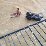 Motociclista cayó a una quebrada en Itagüí tras choque entre motos: autoridades atribuyen el hecho al exceso de velocidad