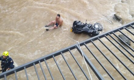 Motociclista cayó a una quebrada en Itagüí tras choque entre motos: autoridades atribuyen el hecho al exceso de velocidad