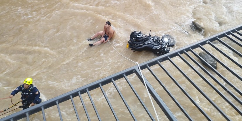 Motociclista cayó a una quebrada en Itagüí tras choque entre motos: autoridades atribuyen el hecho al exceso de velocidad