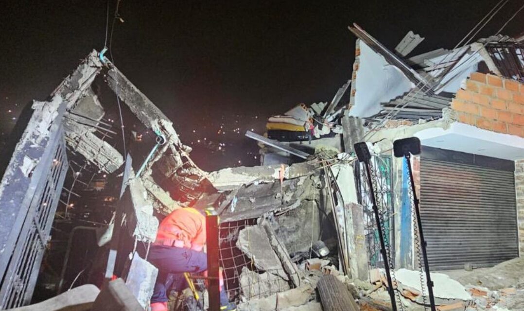 Tres personas rescatadas tras colapso estructural en Manrique, Medellín