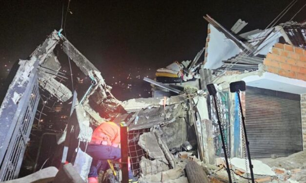 Tres personas rescatadas tras colapso estructural en Manrique, Medellín