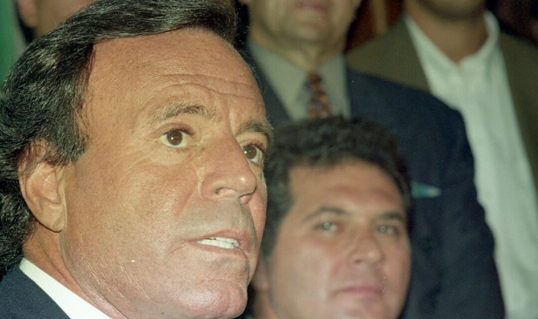 Julio Iglesias niega acusaciones de agresión sexual y maltrato y anuncia defensa legal