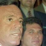 Julio Iglesias niega acusaciones de agresión sexual y maltrato y anuncia defensa legal