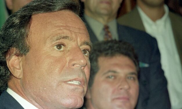 Julio Iglesias niega acusaciones de agresión sexual y maltrato y anuncia defensa legal