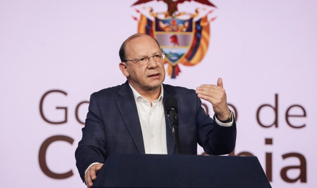 Críticas al decreto que limitaría inversiones externas de los fondos de pensiones en Colombia