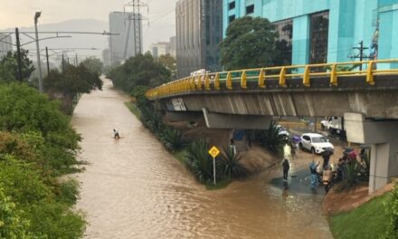 Emergencias en Medellín por fuerte aguacero que provocó desbordamiento de la quebrada La Presidenta