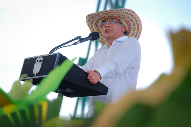 Petro entrega 82.500 hectáreas en el sur del Tolima