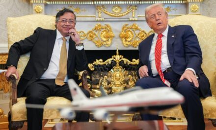 Petro y Trump se saludan con apretón de manos en su primer encuentro en la Casa Blanca