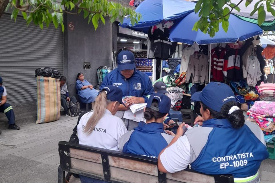 Contratistas de la Alcaldía de Medellín presuntamente habrían hecho campaña política con uniforme institucional en el centro de la ciudad