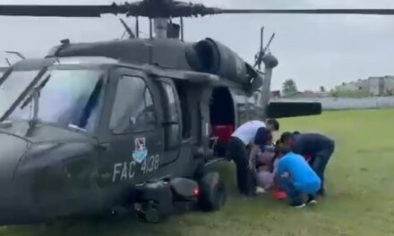 Traslado aéreo de mujer embarazada y entrega de ayudas humanitarias tras emergencia por lluvias en Urabá