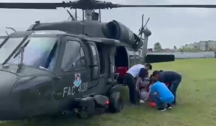 Traslado aéreo de mujer embarazada y entrega de ayudas humanitarias tras emergencia por lluvias en Urabá