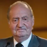 El rey Juan Carlos no viajara a España por crisis en Medio Oriente