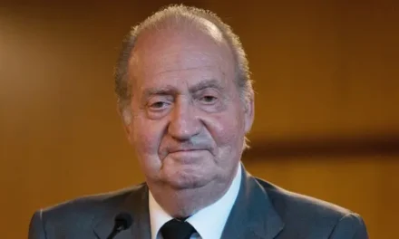 El rey Juan Carlos no viajara a España por crisis en Medio Oriente