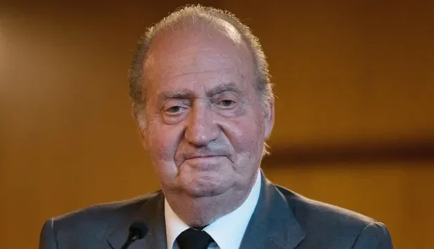 El rey Juan Carlos no viajara a España por crisis en Medio Oriente