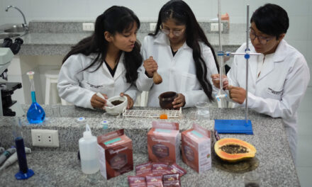 Estudiantes bolivianas avanzan en anticonceptivo masculino reversible a partir de papaya