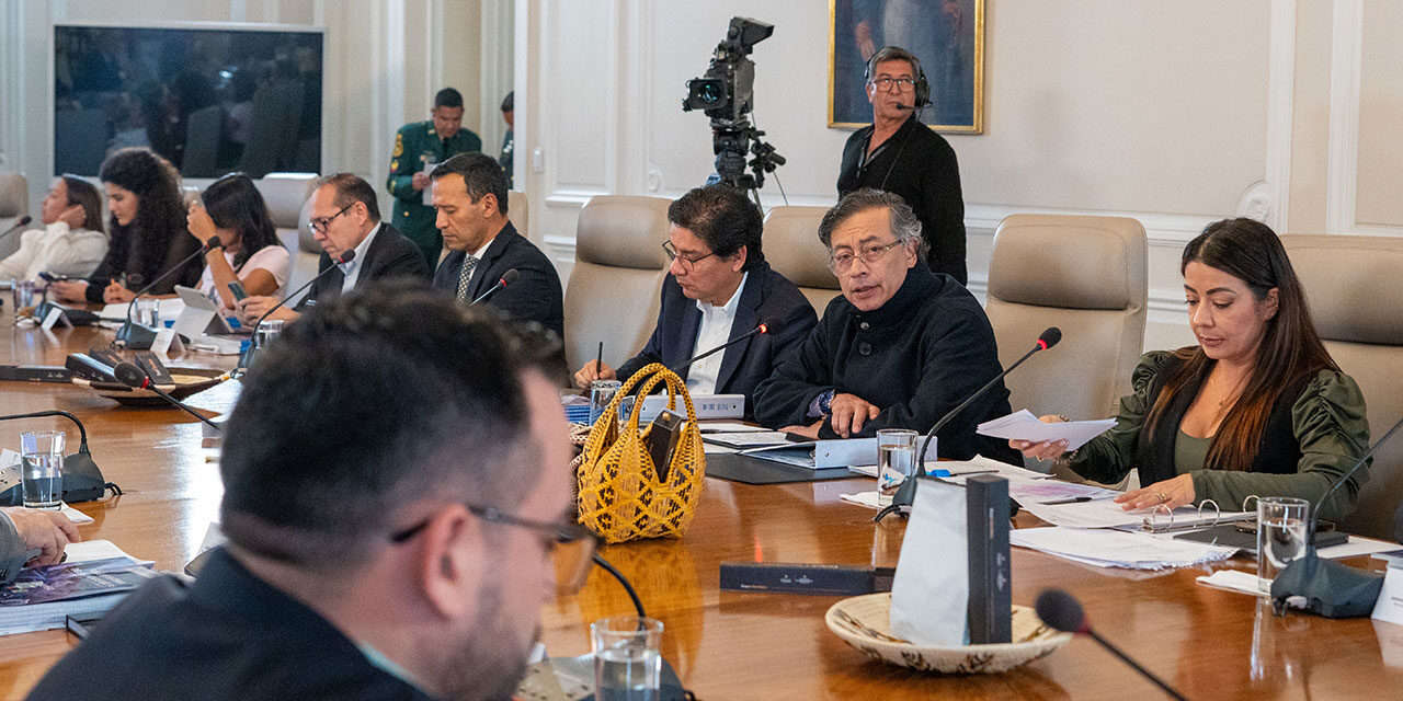 Petro alerta sobre presunto lanzamiento de bomba desde Ecuador cerca de la frontera