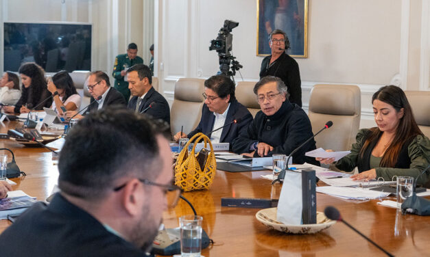 Petro alerta sobre presunto lanzamiento de bomba desde Ecuador cerca de la frontera