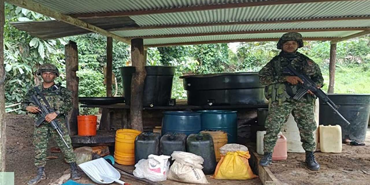 Ejército destruye 35 laboratorios de pasta base de coca en Putumayo y captura a cinco presuntos integrantes de grupos criminales