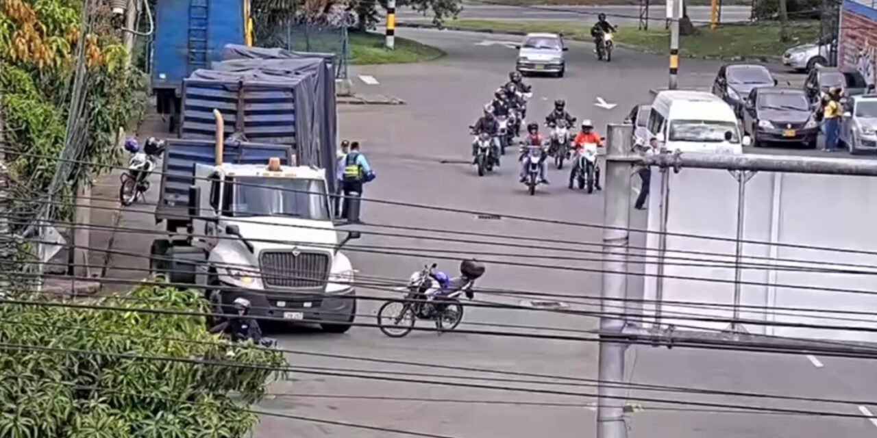 Identifican camión involucrado en la muerte de una motociclista en Medellín