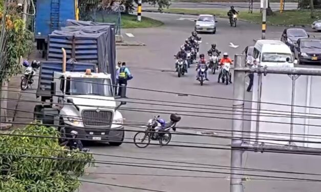 Identifican camión involucrado en la muerte de una motociclista en Medellín