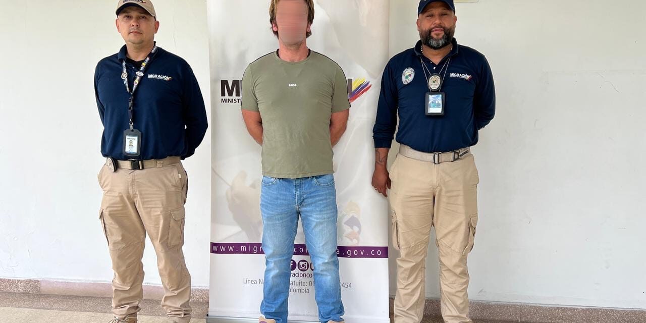 Extranjero buscado por fabricar fentanilo ofreció soborno para escapar en Medellín y fue expulsado de Colombia