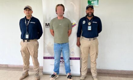 Extranjero buscado por fabricar fentanilo ofreció soborno para escapar en Medellín y fue expulsado de Colombia