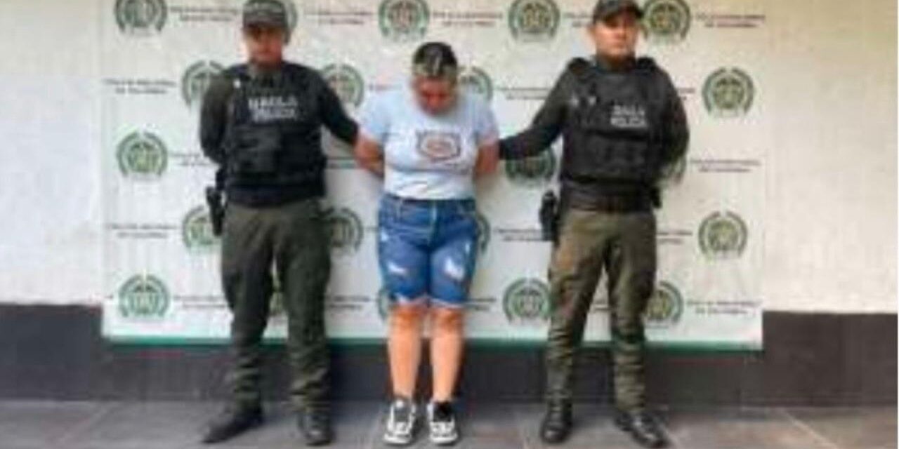 Imputan a empleada bancaria por presunto vínculo con red de extorsión carcelaria en Caldas