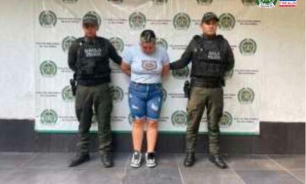 Imputan a empleada bancaria por presunto vínculo con red de extorsión carcelaria en Caldas