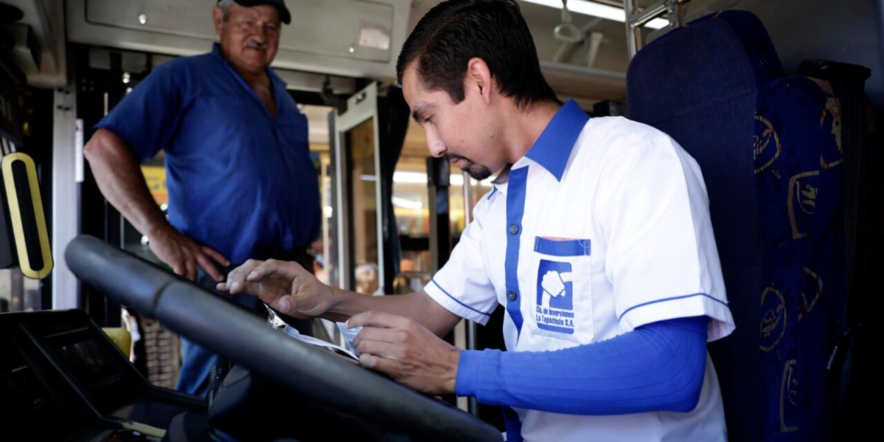 Migrantes salvadoreños ayudan a enfrentar la escasez de conductores de buses en Costa Rica