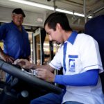 Migrantes salvadoreños ayudan a enfrentar la escasez de conductores de buses en Costa Rica