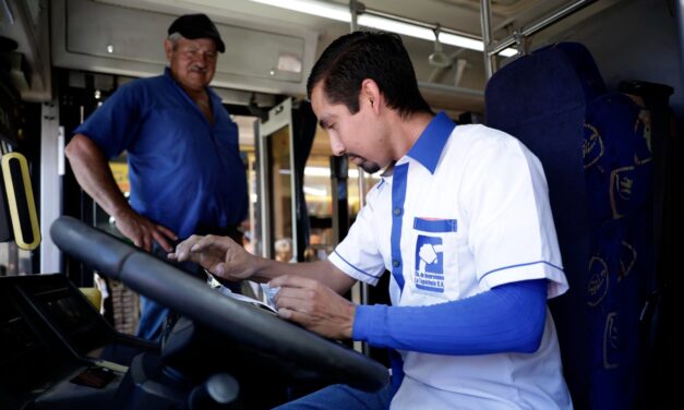 Migrantes salvadoreños ayudan a enfrentar la escasez de conductores de buses en Costa Rica