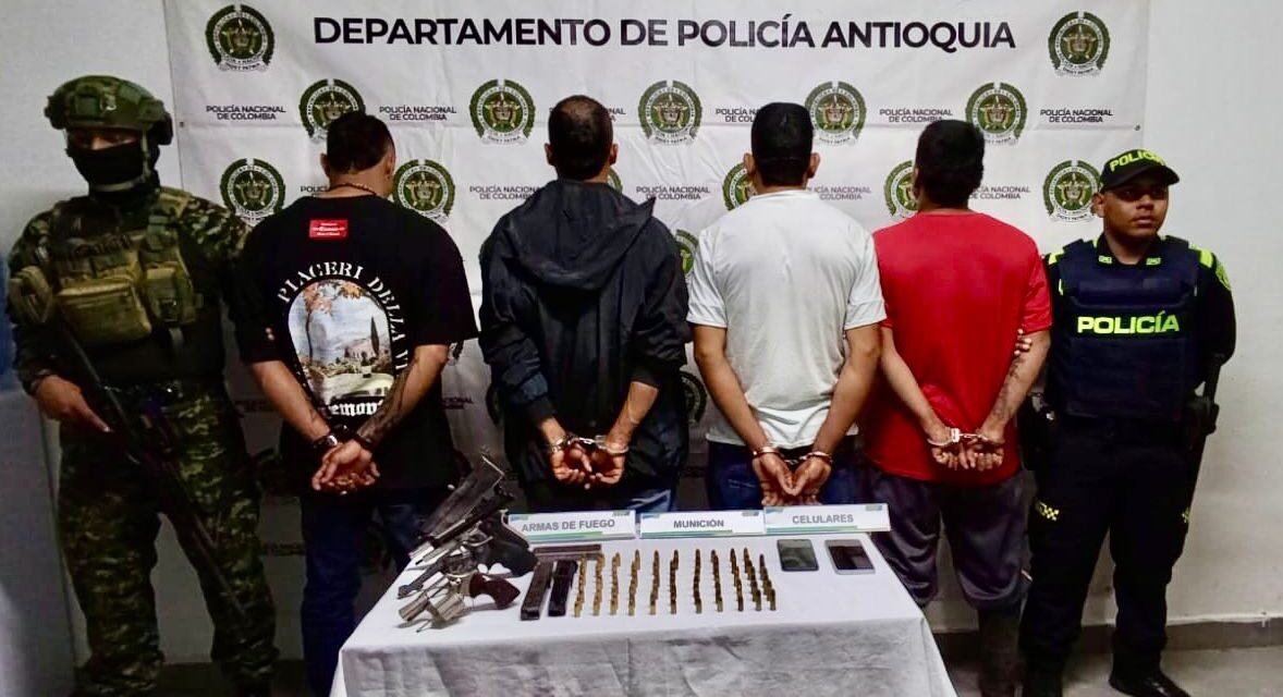 Cuatro capturados y armamento incautado en operación contra el Clan del Golfo en Andes, Antioquia