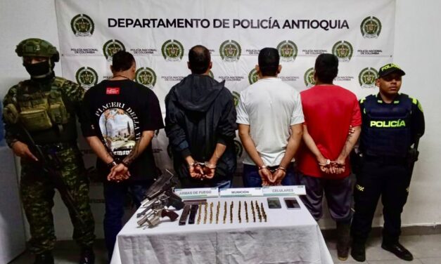 Cuatro capturados y armamento incautado en operación contra el Clan del Golfo en Andes, Antioquia