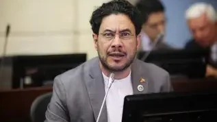 Cepeda, en el centro de dos choques políticos en Bogotá