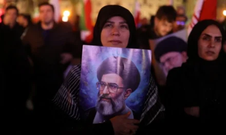 Quién asume el poder en Irán tras la muerte del ayatolá Alí Jamenei