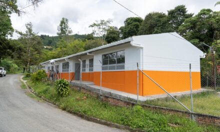 Más de 64.000 estudiantes en zonas rurales se benefician de obras educativas en 25 departamentos