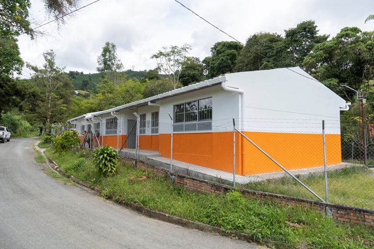 Más de 64.000 estudiantes en zonas rurales se benefician de obras educativas en 25 departamentos