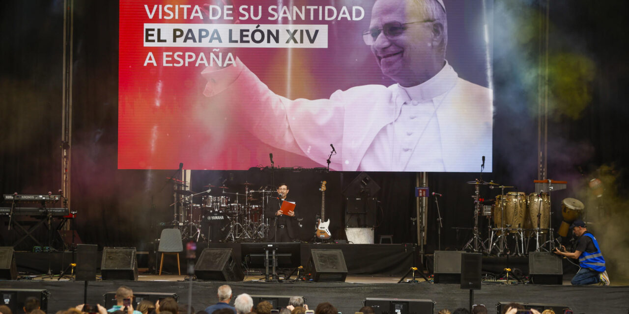 El papa pide a los jóvenes españoles difundir esperanza y que la Iglesia recobre su ardor