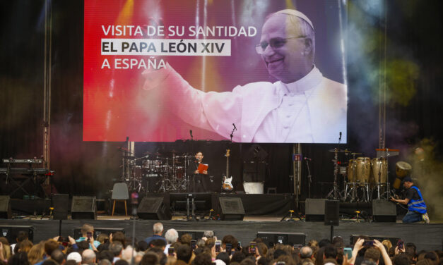El papa pide a los jóvenes españoles difundir esperanza y que la Iglesia recobre su ardor