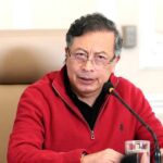 Petro arremete contra el Banco de la República y defiende alza del salario como motor económico