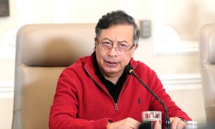 Petro arremete contra el Banco de la República y defiende alza del salario como motor económico