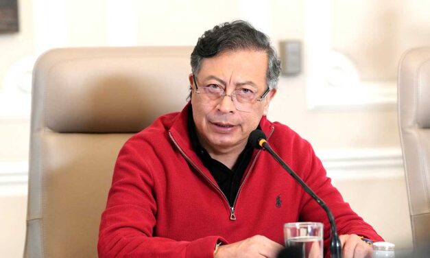 Petro arremete contra el Banco de la República y defiende alza del salario como motor económico